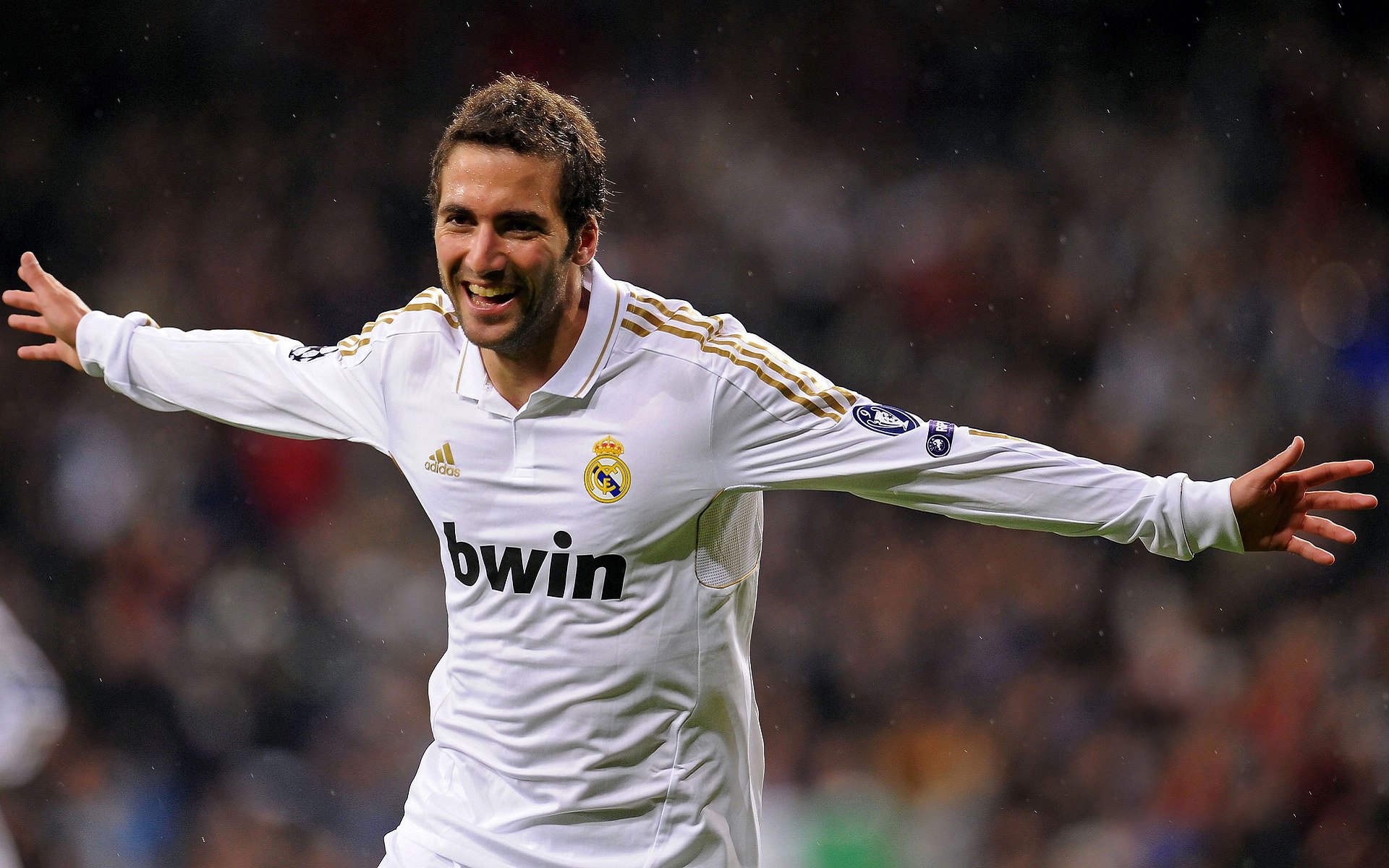 银发族太极剑表演赛 剑花翻飞不输青年